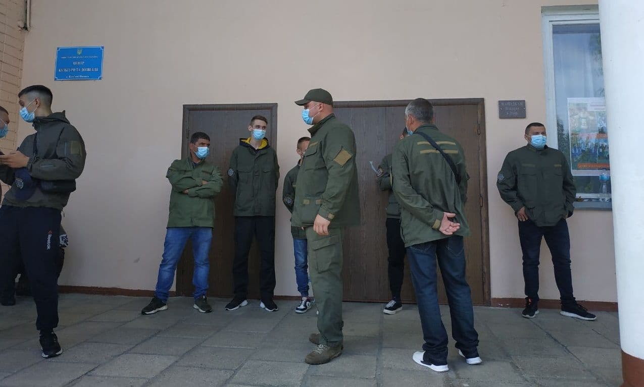 У селі під Кременчуком збираються озброєні люди