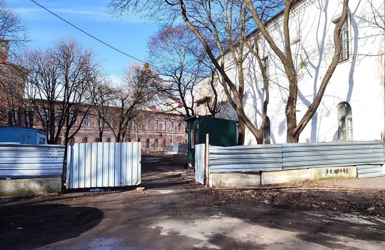 У Центрі Полтави підземний паркінг переобладнали на загальнодоступне укриття