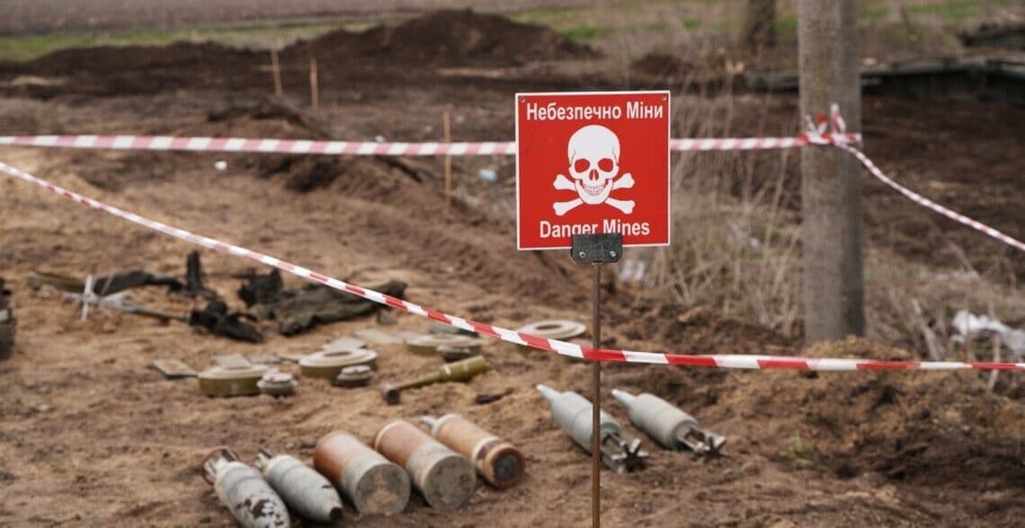 На Харківщині автівка підірвалась на міні: четверо людей загинули