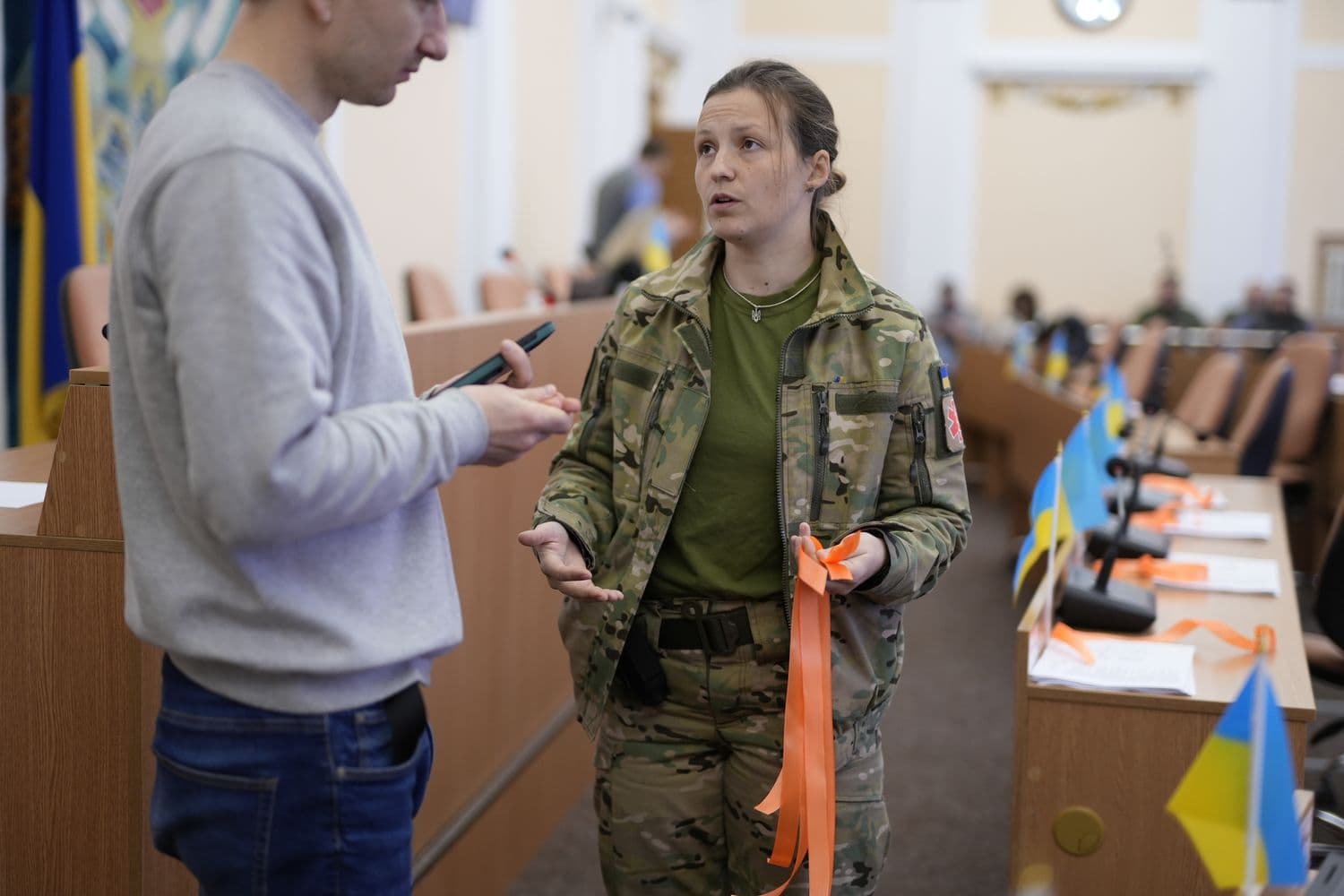 Депутатка міськради роздає помаранчеві стрічки в сесійній залі