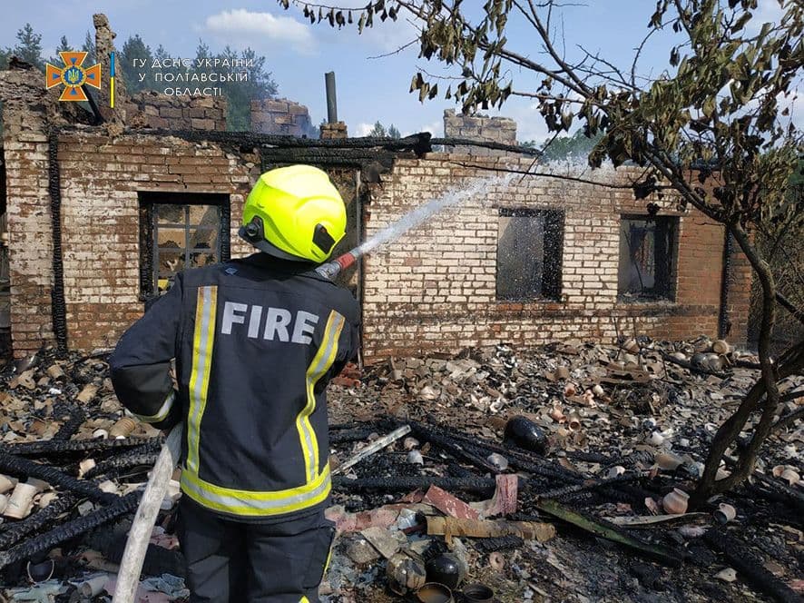 У Полтавському районі повністю згорів житловий будинок
