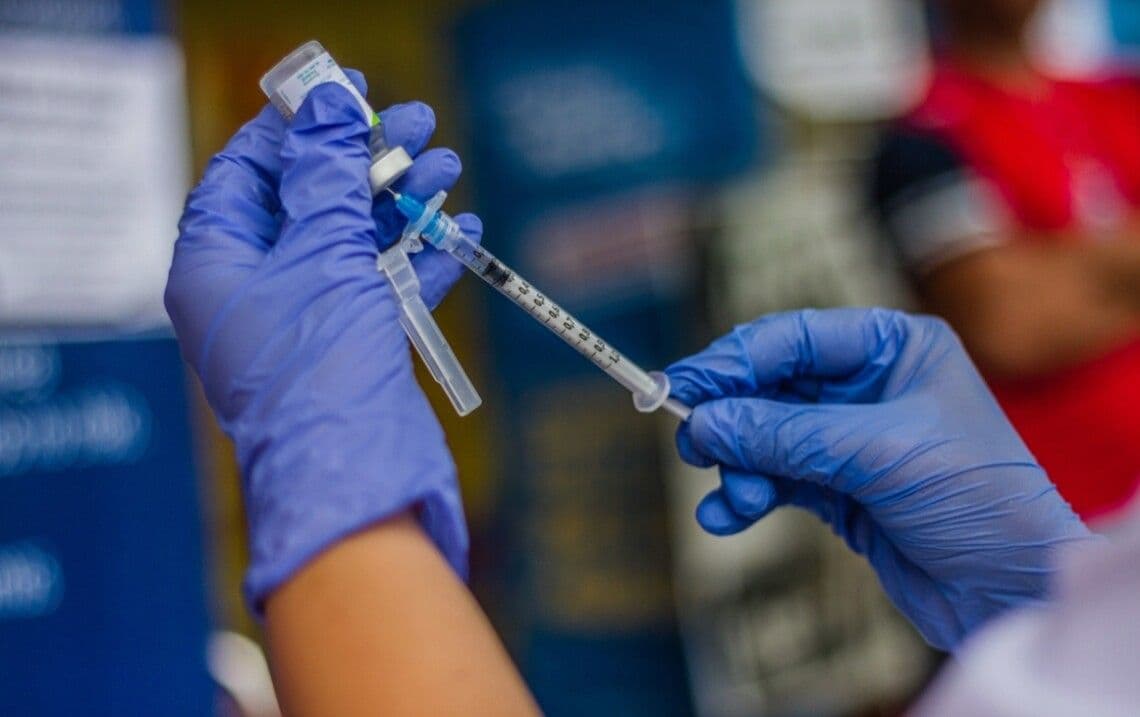 В Україні введуть обов'язкову вакцинацію для працівників освіти та держпрацівників
