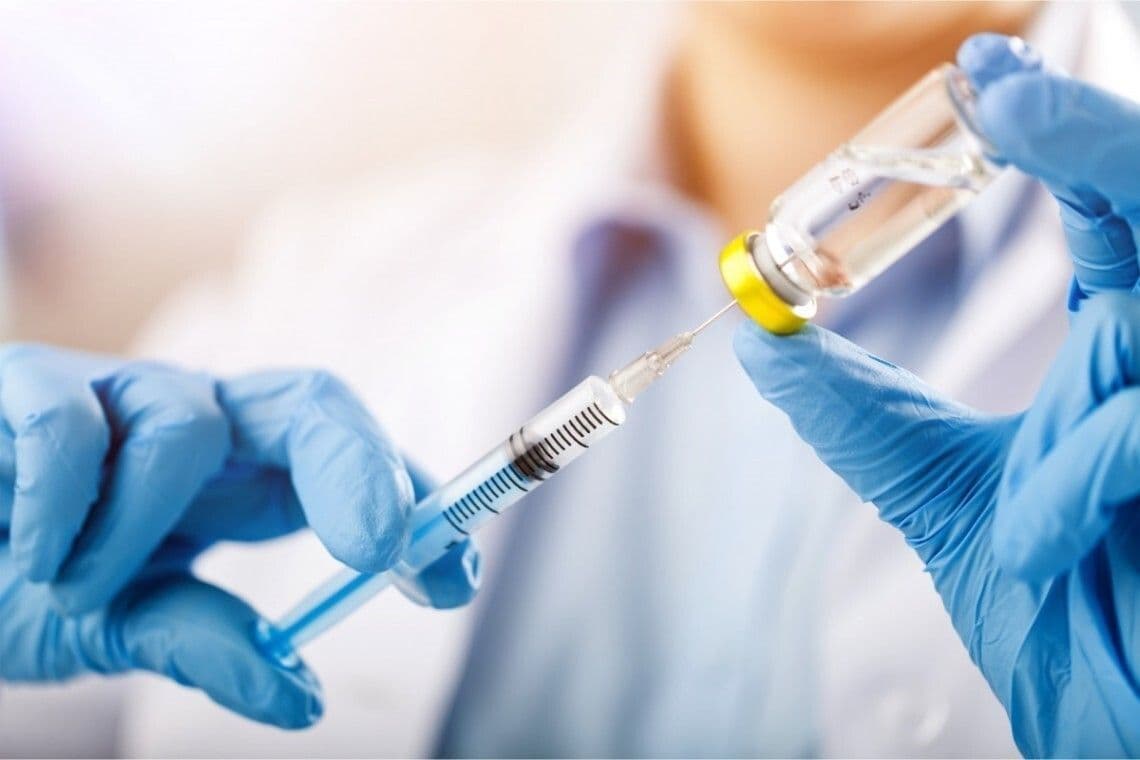 Освітяни просять не відсторонювати невакцинованих працівників ще місяць