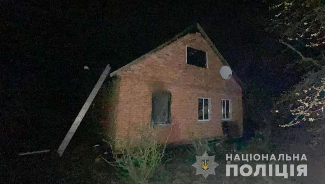 Після пожежі в приватному будинку знайшли тіло жінки та напівживого чоловіка
