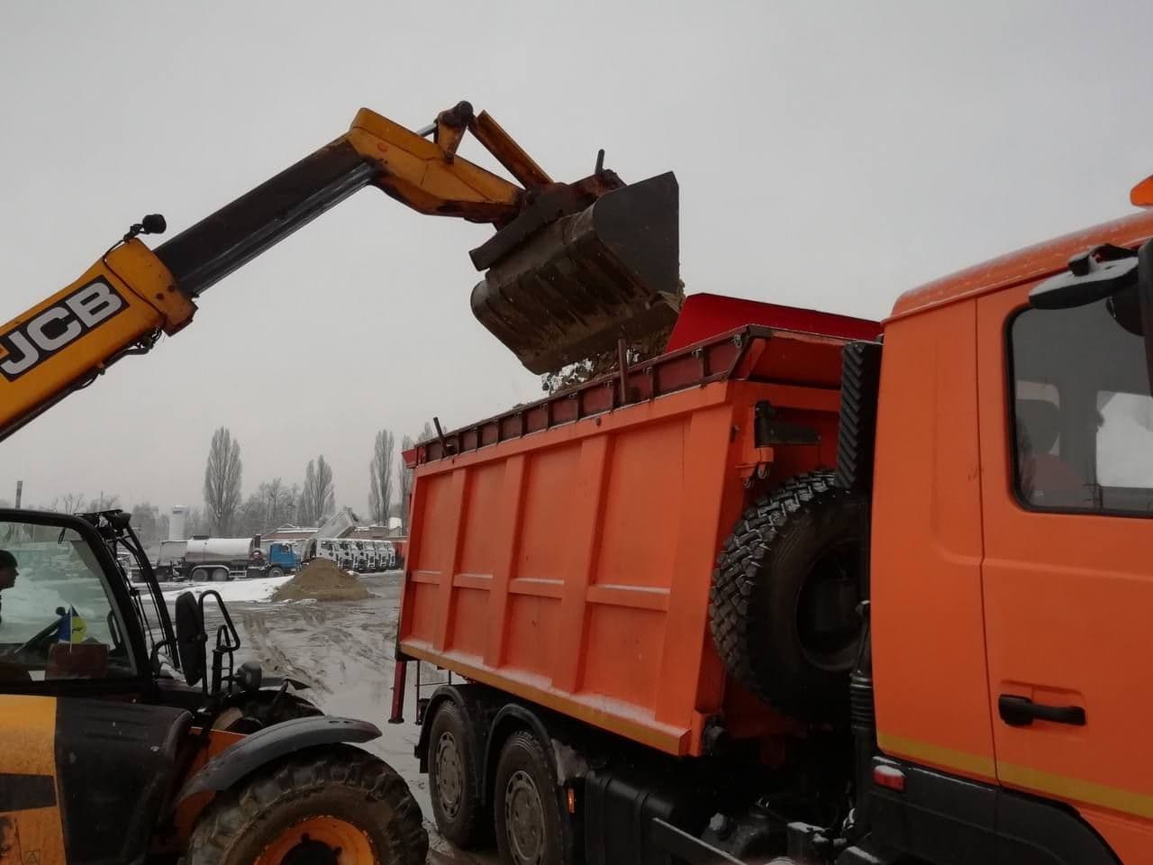 Дороги Полтавщини обробляють протиожеледними матеріалами