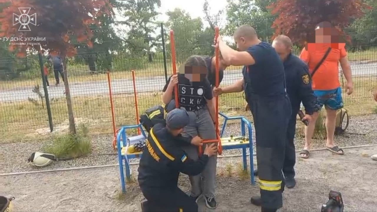 На Полтавщині підлітки застрягли у гойдалці