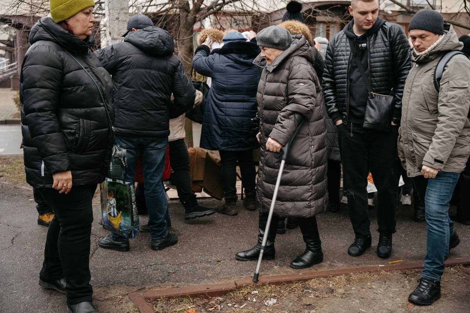 У Полтаві видають теплий одяг пенсіонерам-переселенцям