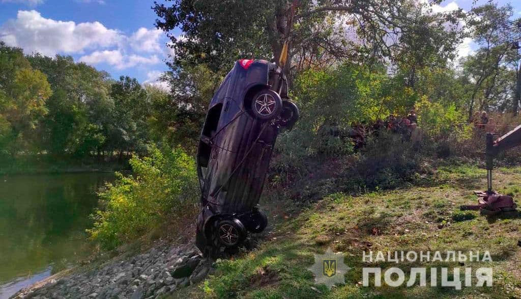 На Полтавщині у річку Псел впав автомобіль: рятувальники витягли тіла трьох чоловіків (фото)