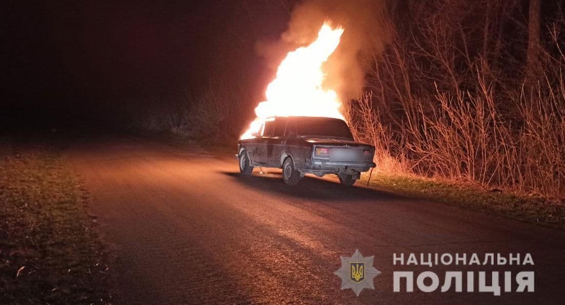 Під Диканькою затримали п'яного водія, яки спершу їздив селом, а потім підпалив власне авто