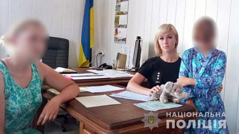 Дівчинку, яку патрульні знайшли неподалік Шишак, передали матері