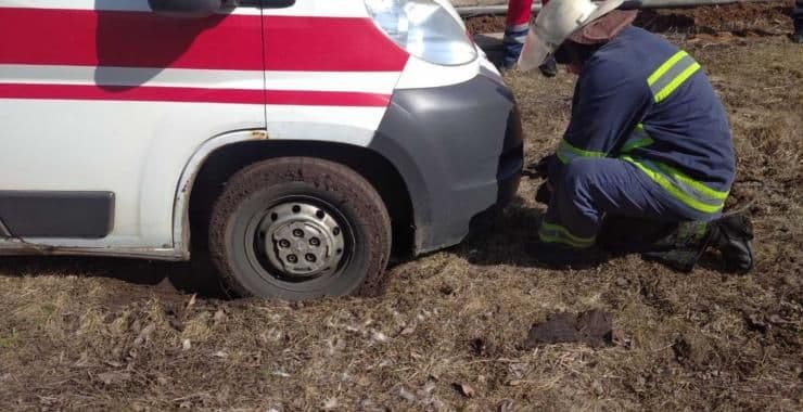 Не змогли довезти до лікарні: жителька Лубенщини померла в кареті швидкої