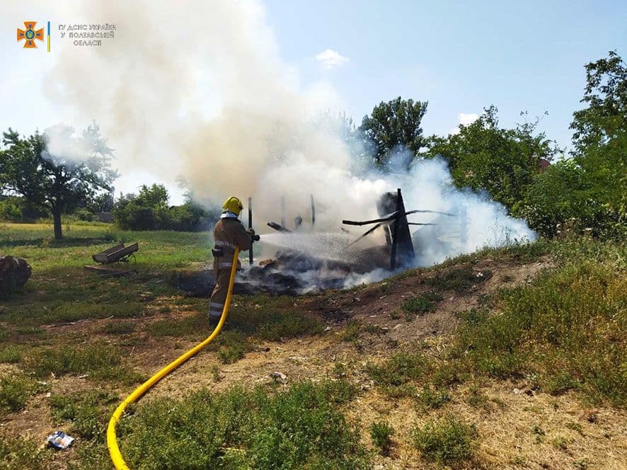 Рятувальники кременчуцького району загасили пожежу в будівлі (фото, відео)