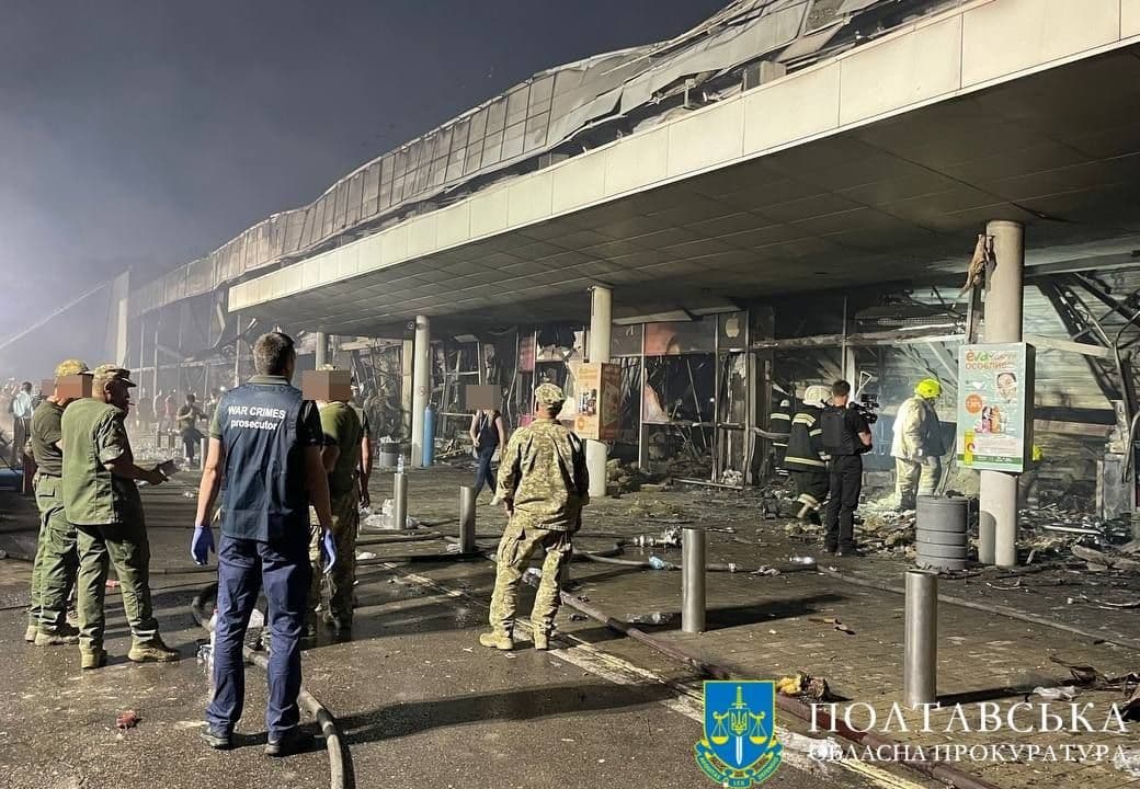 Прокуратура перевірить дії службових осіб зруйнованого ТЦ у Кременчуці під час ракетного удару