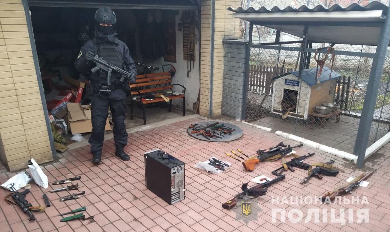 Мав склад автоматів: у Кременчуці викрили нелегального торговця зброєю