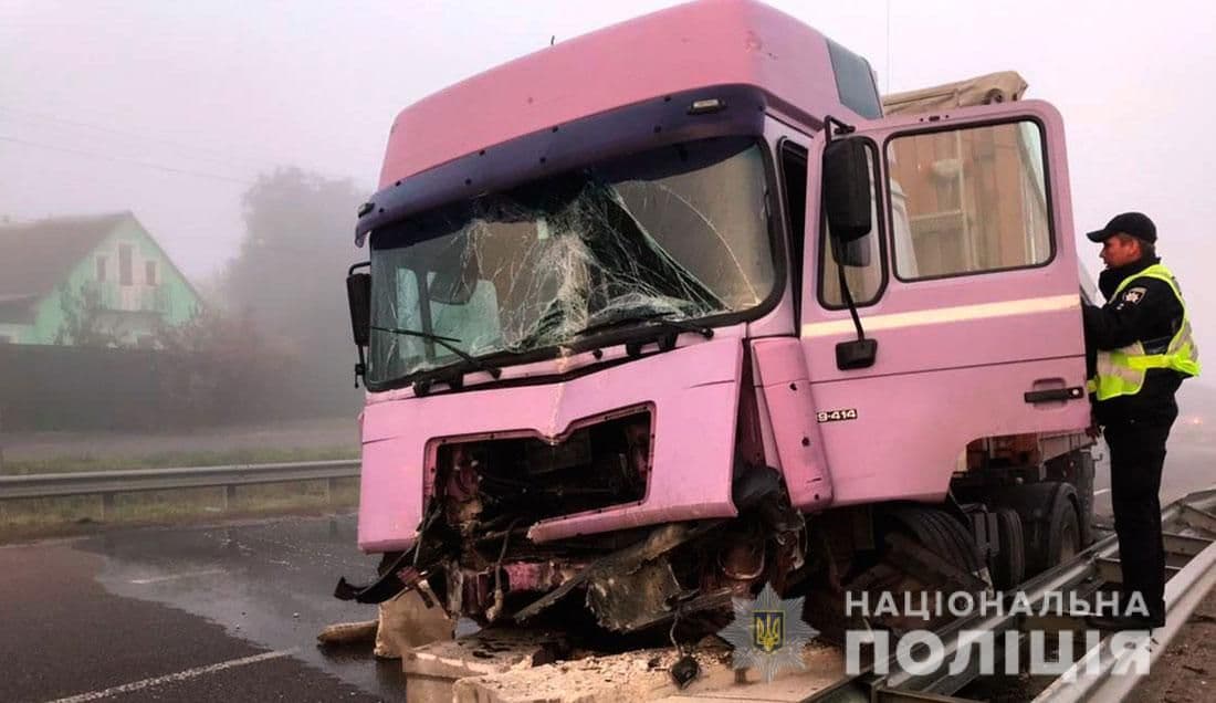 Під Полтавою вантажівка в'їхала у бетонний блок