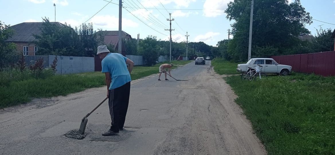 Сільський голова на Полтавщині написав заяву до поліції через те, що люди в селі самі ремонтували дорогу