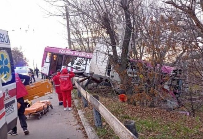 У Кременчуці автобус зіткнувся з вантажівкою — є загиблий