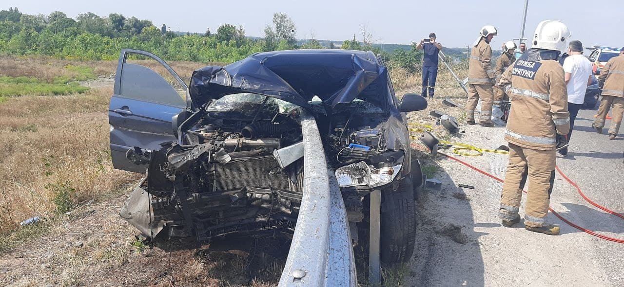 Під Полтавою автівку пробило відбійником: є загиблі (фото)