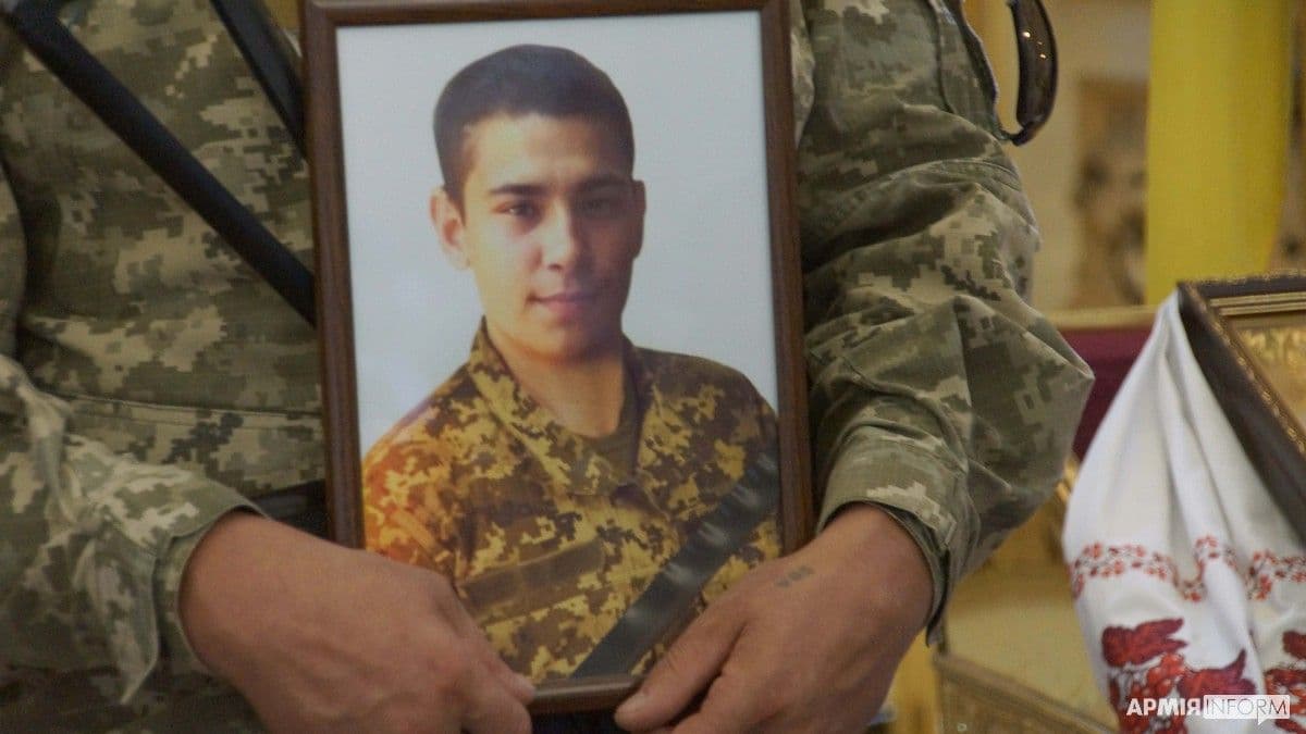 У Полтаві в останню путь провели військового Андрія Волошина