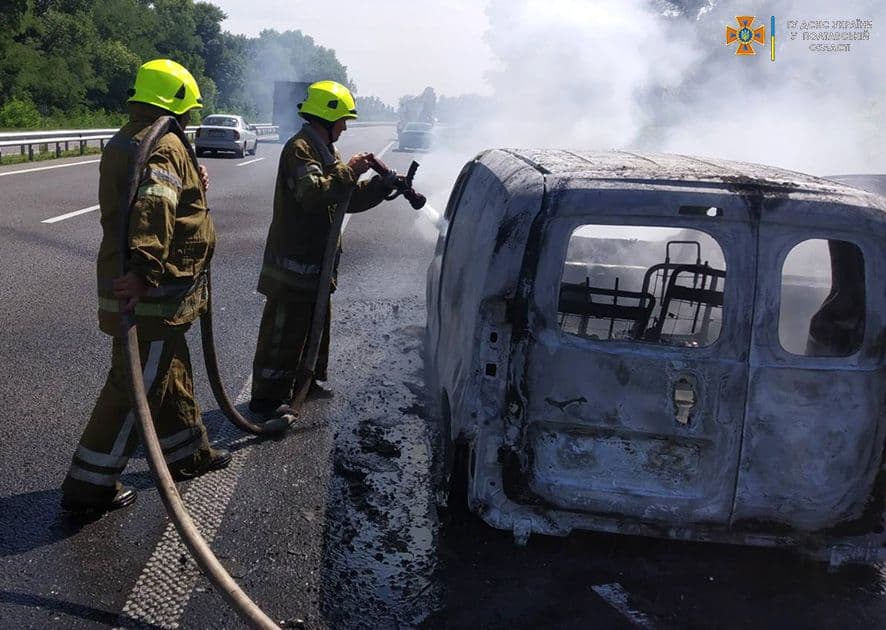 На трасі біля Решетилівки вщент згоріло авто (фото)