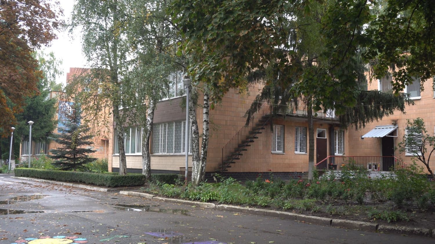 «Кабінки для голосування» замість туалетів: у Полтавській школі відремонтували скандальну вбиральню