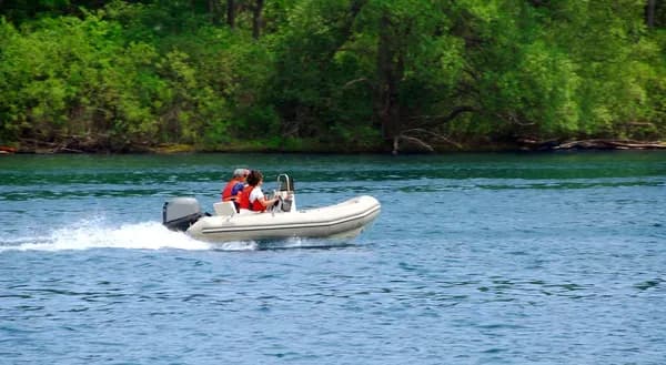 На Полтавщині молоде подружжя 10 годин дрейфувало на Кременчуцькому морі