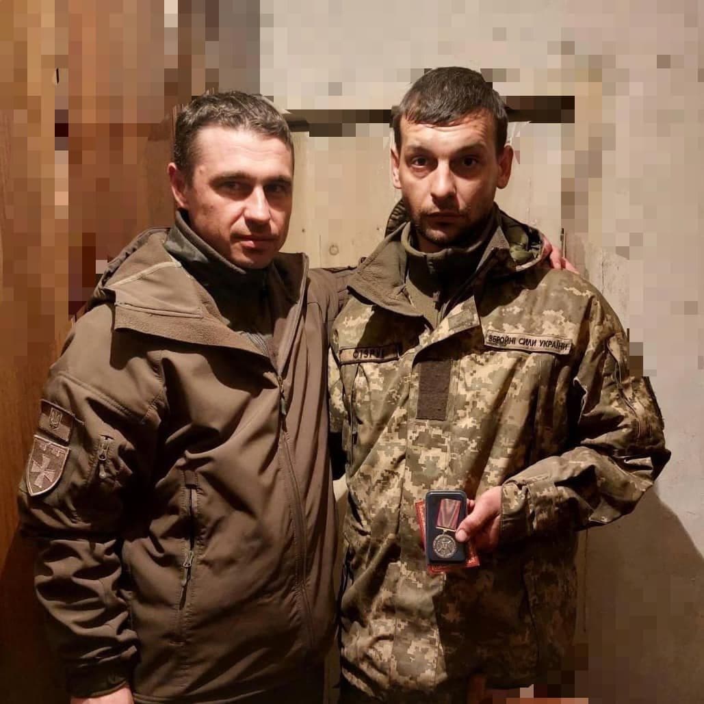 Медика з полтавської бригади, який врятував 20 побратимів, нагородили медаллю