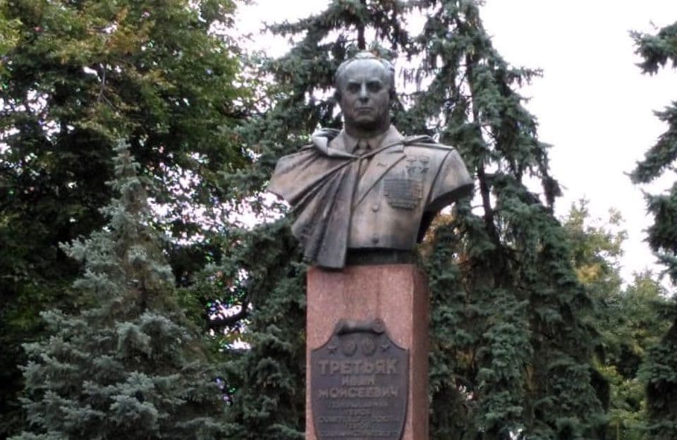 У Хоролі стоїть пам'ятник вбивці, який влада називає об'єктом монументального мистецтва