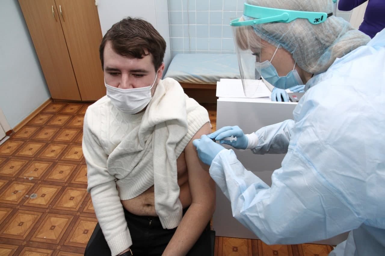На Полтавщині вперше вакцинували від коронавірусу лікаря-інфекціоніста (ФОТО)