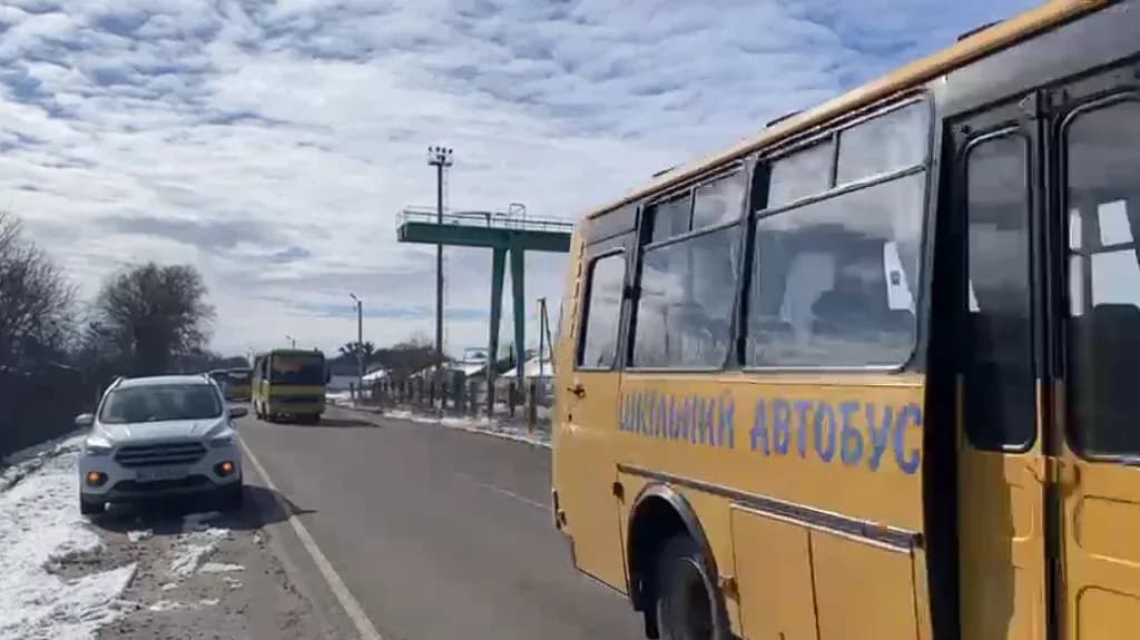 З Лохвиці вирушила третя колона автобусів для евакуації сум'ян