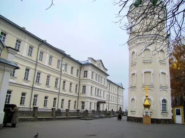 Стрілянина в Почаївській лаврі та історія архітектури Полтави — головне за 15 травня