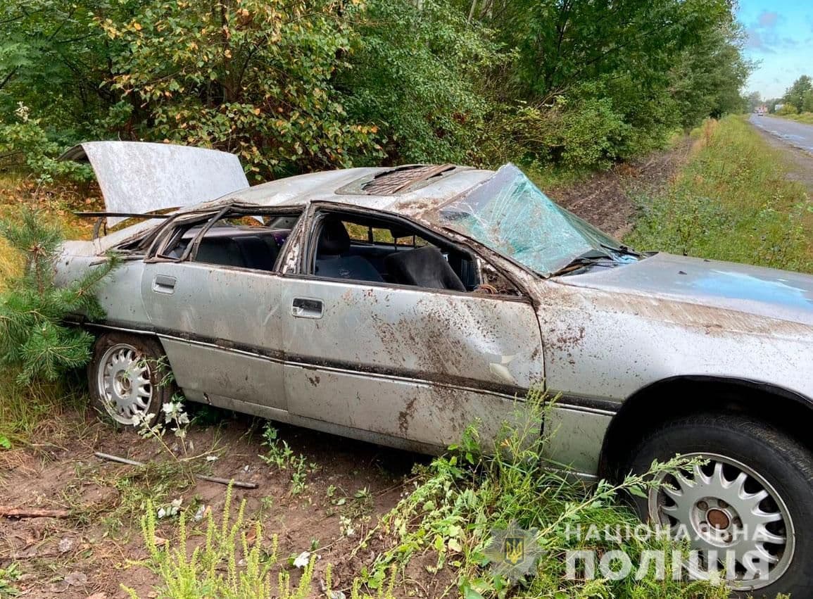 На Полтавщині легковик з'їхав у кювет та перевернувся, двох пасажирів ушпиталили
