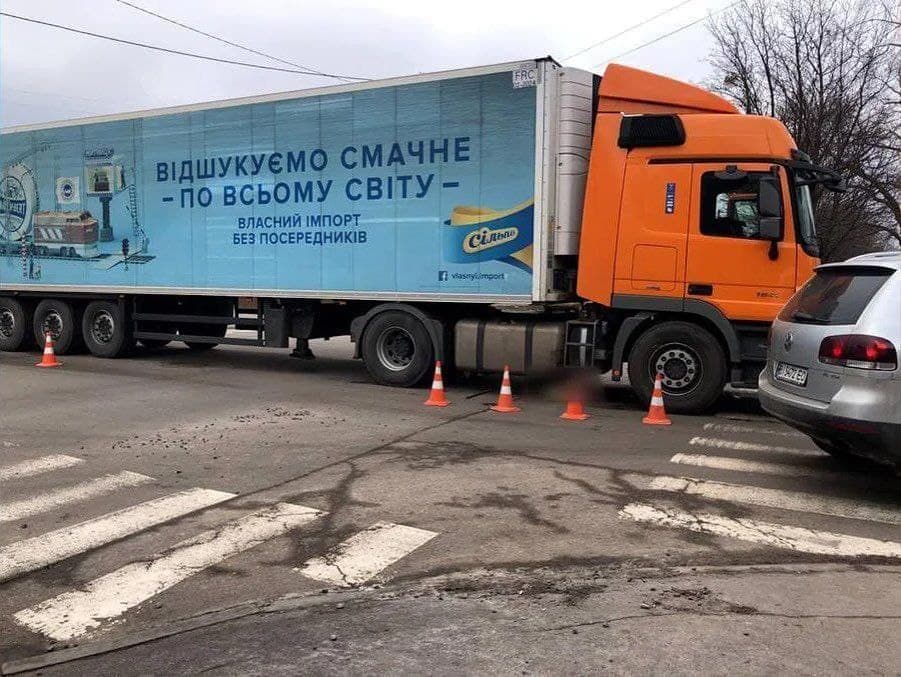 У центрі Полтави вантажівка на смерть збила літню жінку - поліція встановлює деталі (ФОТО, ВІДЕО)