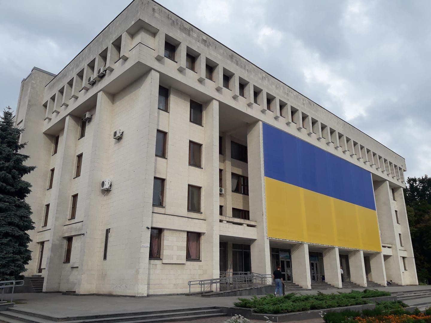 Фасади кількох полтавських закладів завішали прапором України