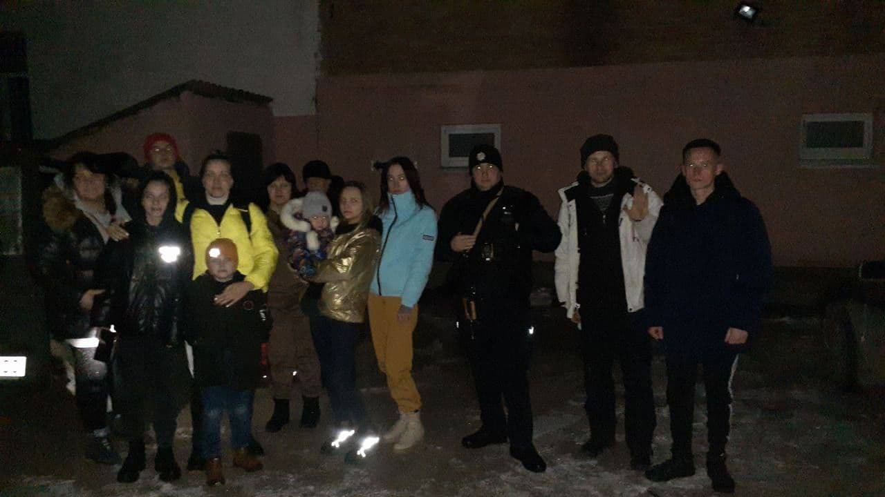 Полтавські патрульні вночі знайшли прихисток для 13 переселенців, які відстали від колони