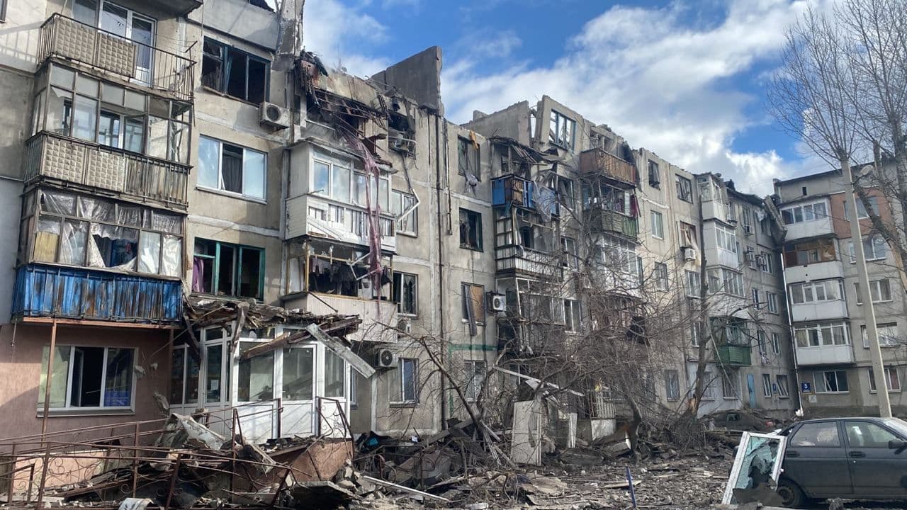 Росіяни влучили в багатоповерхівку у Покровську: щонайменше двоє людей залишаються під завалами