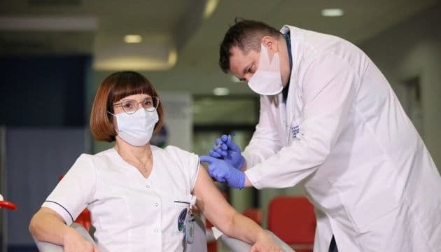 У Кременчуці 8 медиків отримали третю дозу вакцини проти COVID-19