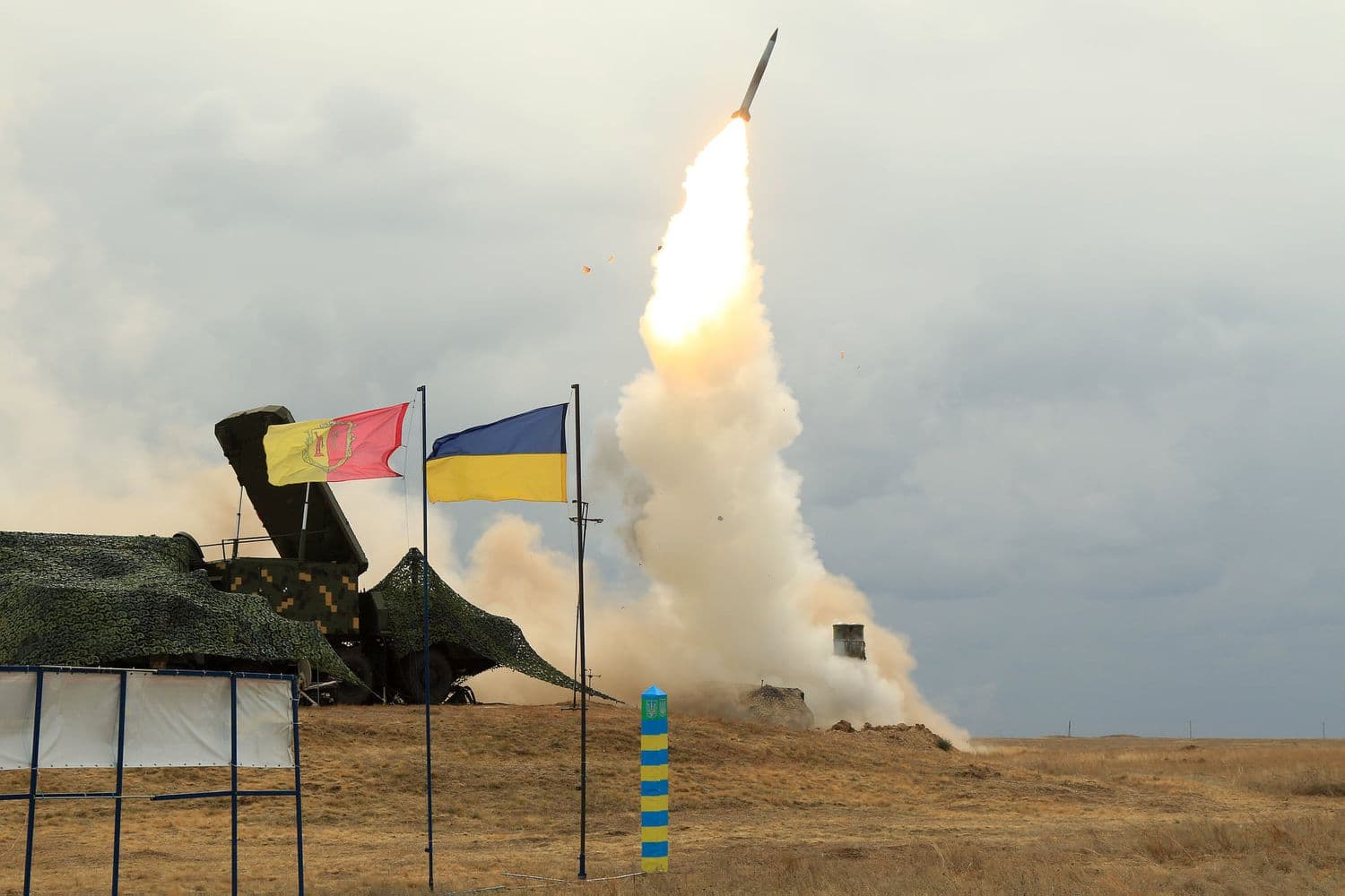 Сьогодні близько опівночі українські повітряні сили збили вертоліт та штурмовик Су-25 окупанта