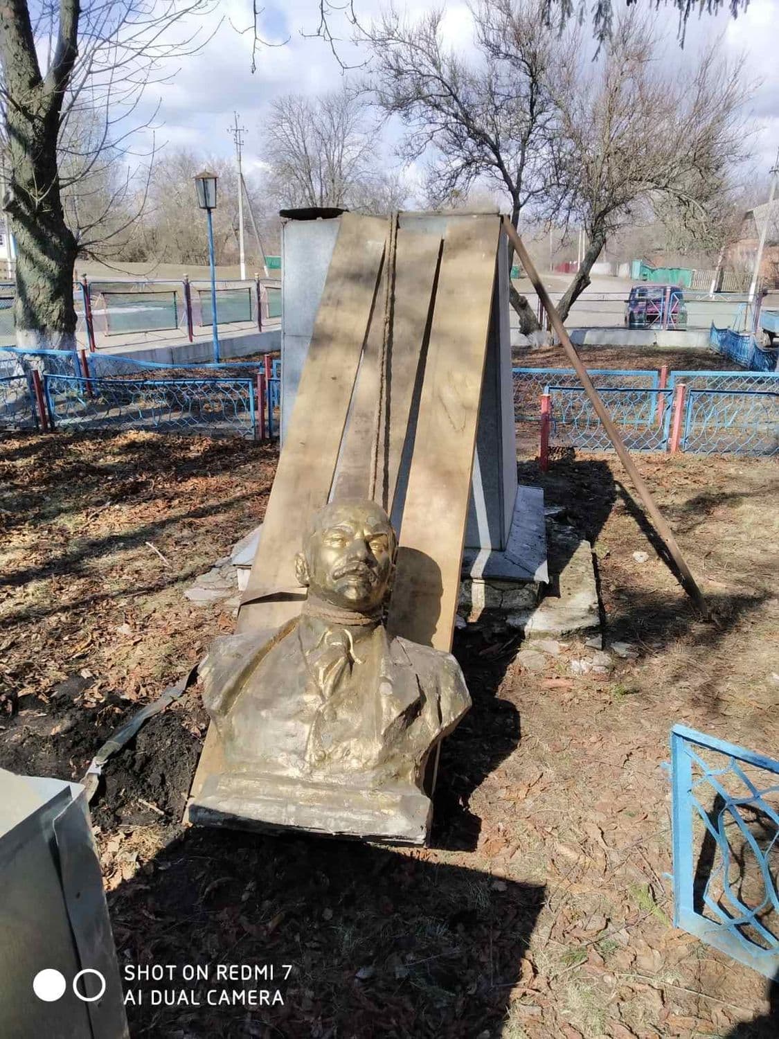 У Полтавському районі демонтували передостанній бюст Леніну: пам’ятник передали до музею