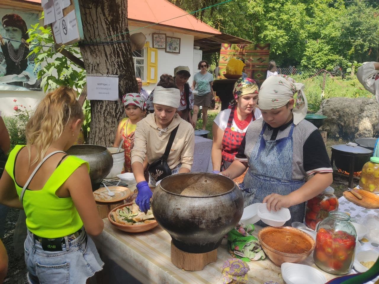 Брудні туалети, погана організація та відсутність масок: що не так із фестивалем борщу (фото, відео)