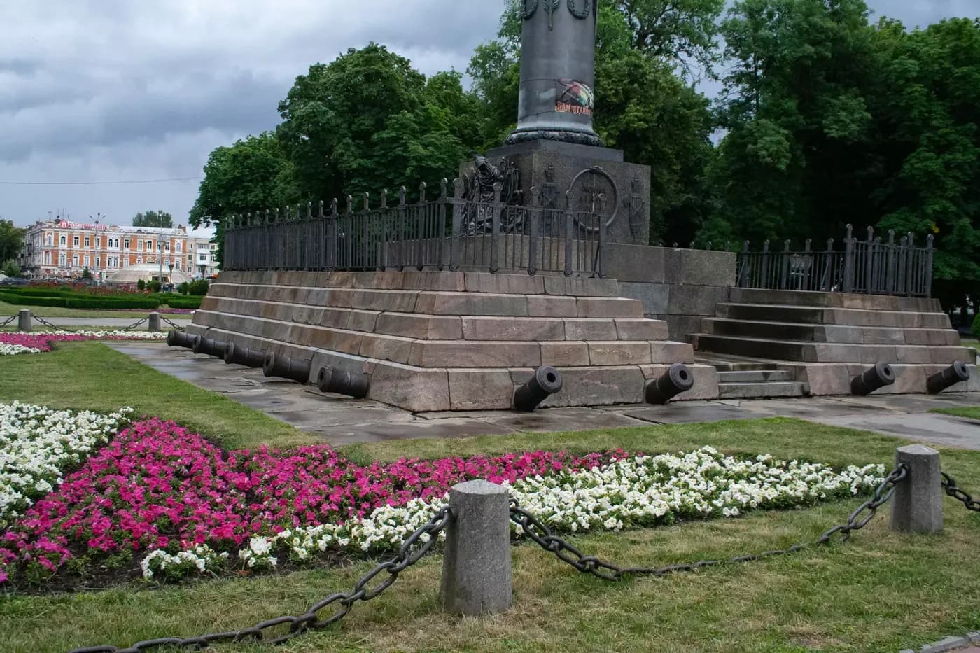 Чим пропонують замінити «Колону Слави» та «Пам’ятник на місці відпочинку Петра I» у Полтаві