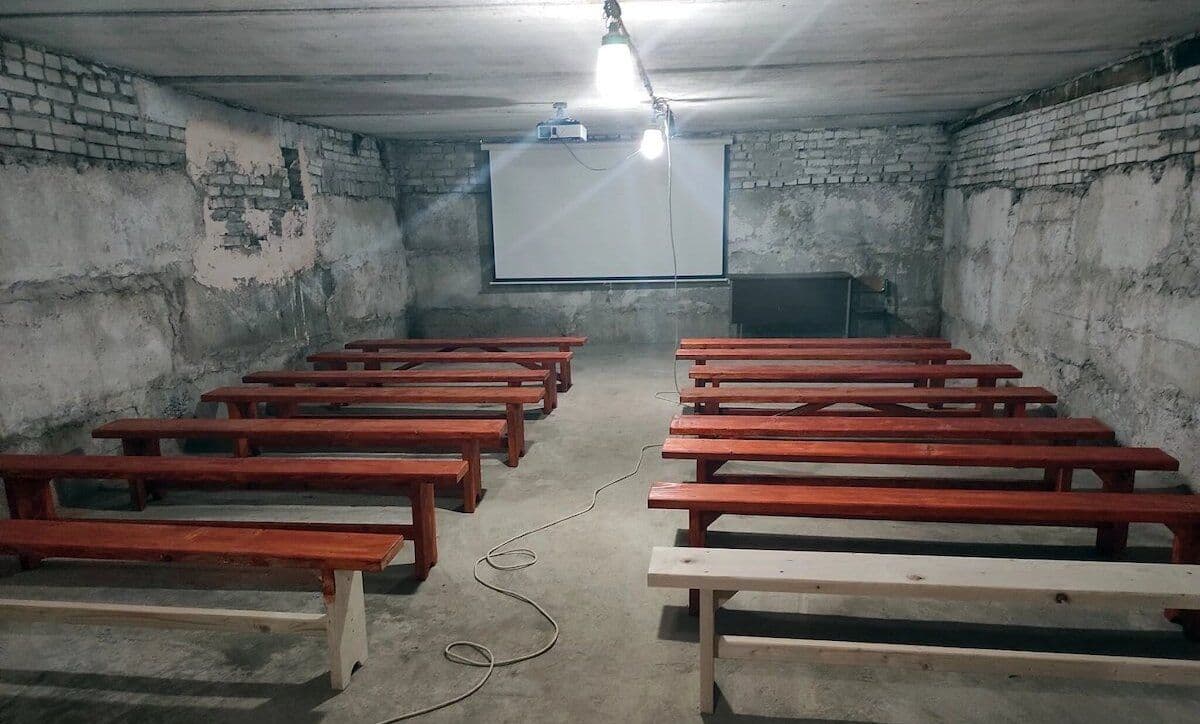 Для облаштування укриттів у школах Полтавської громади замовили лавки за понад 1,3 млн