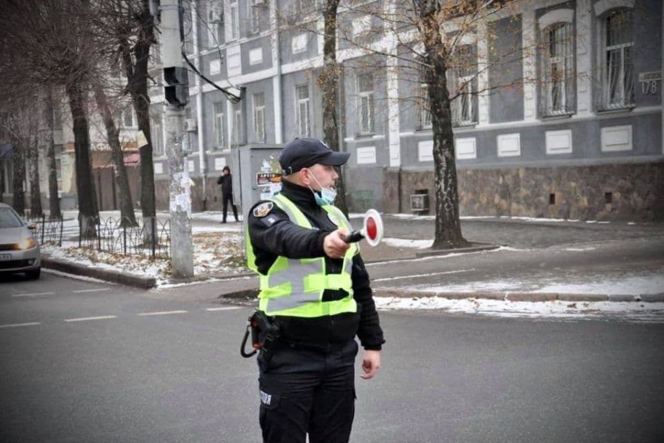 У Полтаві водіїв просять вказати на яких перехрестях необхідні регулювальники