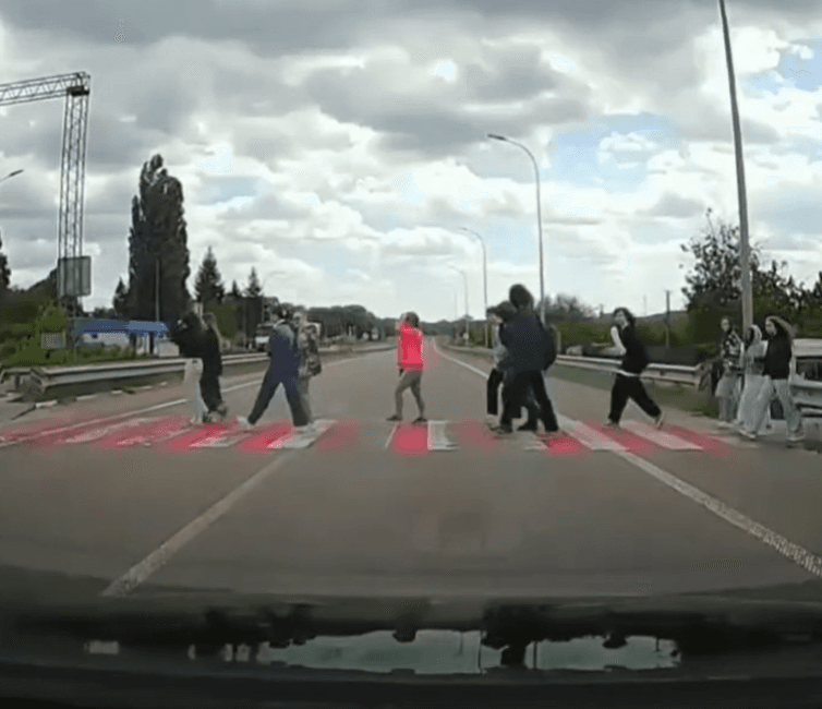 Поліція знайшла водія, який ледь не збив підлітків в Абазівці