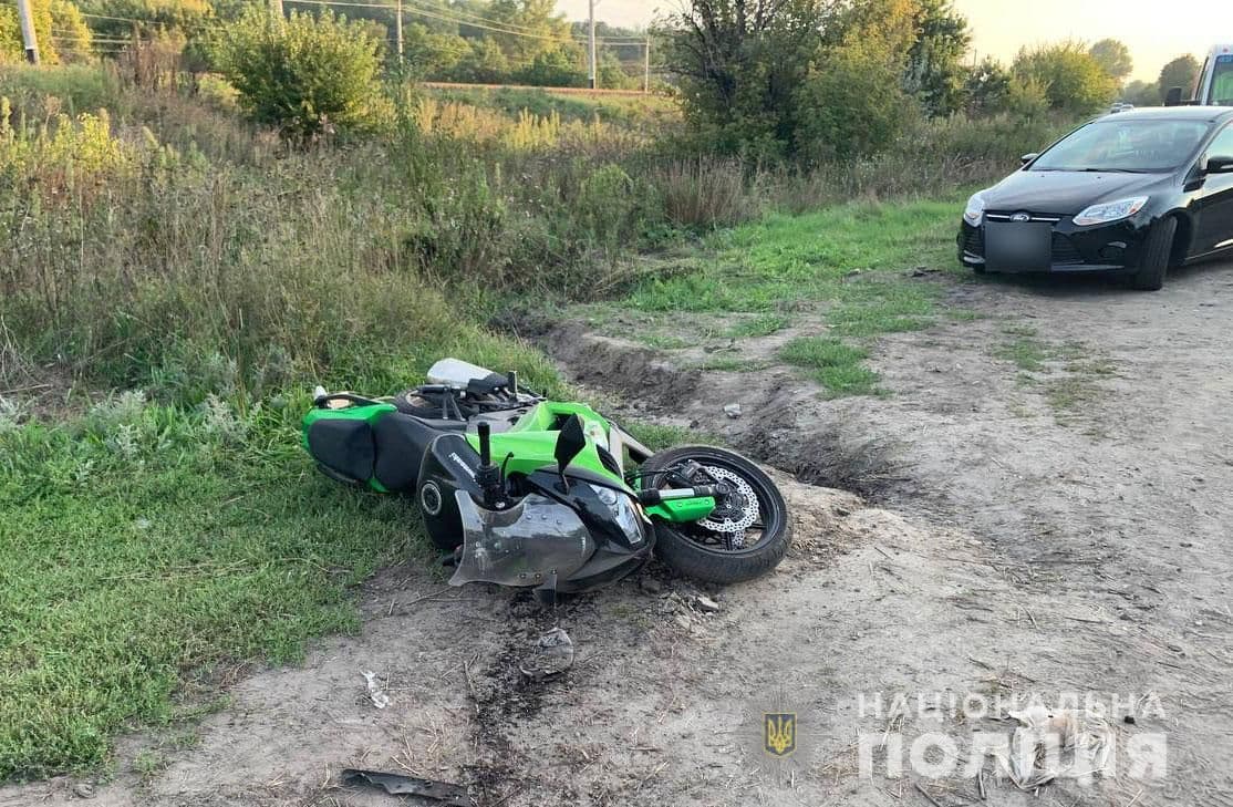 Під Кременчуком легковик зіткнувся із мотоциклом, є постраждалий