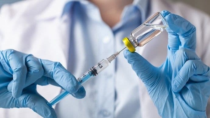 Чому не можна змішувати різні вакцини проти коронавірусу