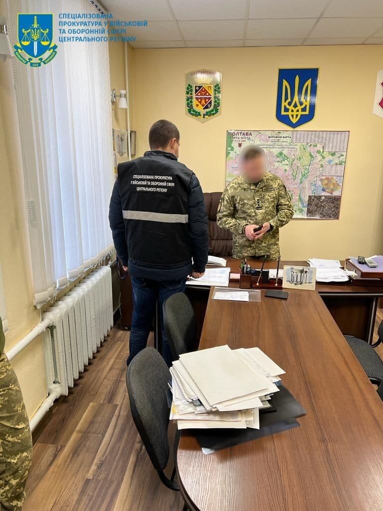 Комісара полтавського військкомату затримали на хабарі