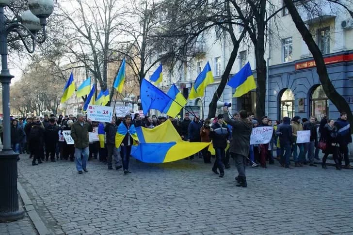 Полтавські хроніки Революції Гідності, вибиті двері в тервиборчком та позов до виконкому міськради –  головне за 21 листопада