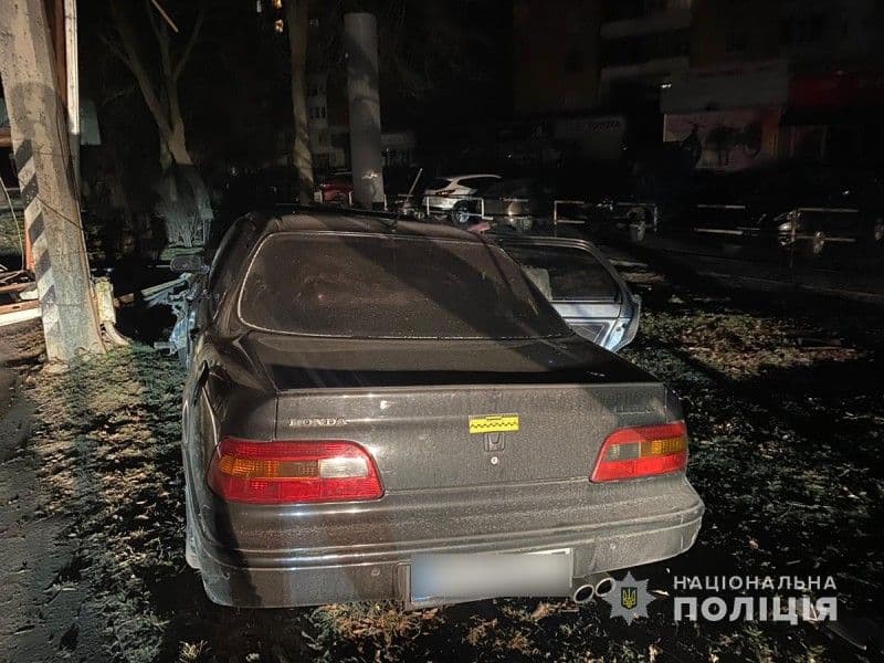 У Полтаві легковик врізався в бетонну опору: постраждало двоє