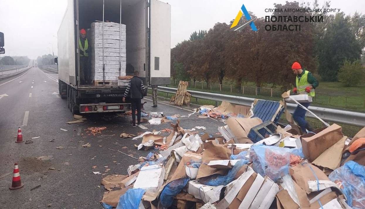 У Миргородському районі перекинулася вантажівка з рибою